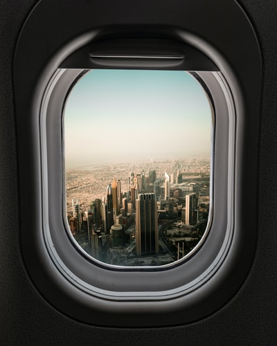 城市白天的飞机窗口视图
